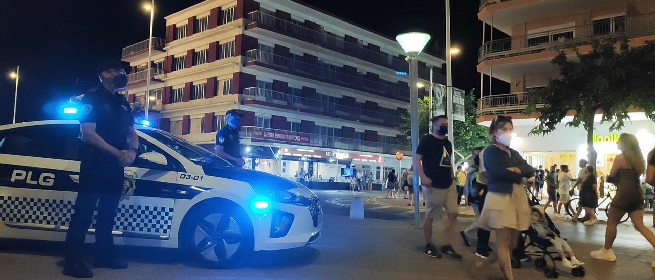 Control dels agents de la Policia Local, a la platja de Gandia