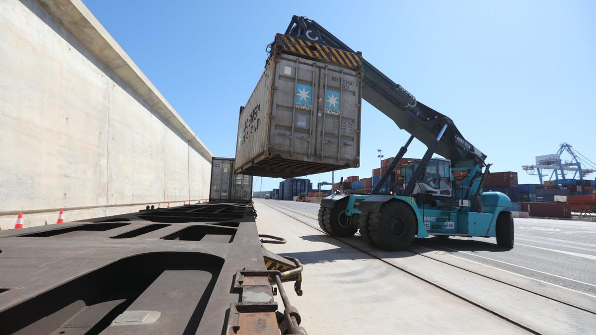 Imagen de archivo de una carga de contenedores en un tren de mercancías en la dársena norte de PortCastelló.