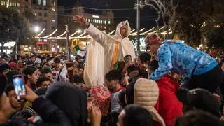 Aficionats marroquins celebren l’èxit de la seva selecció a Catalunya