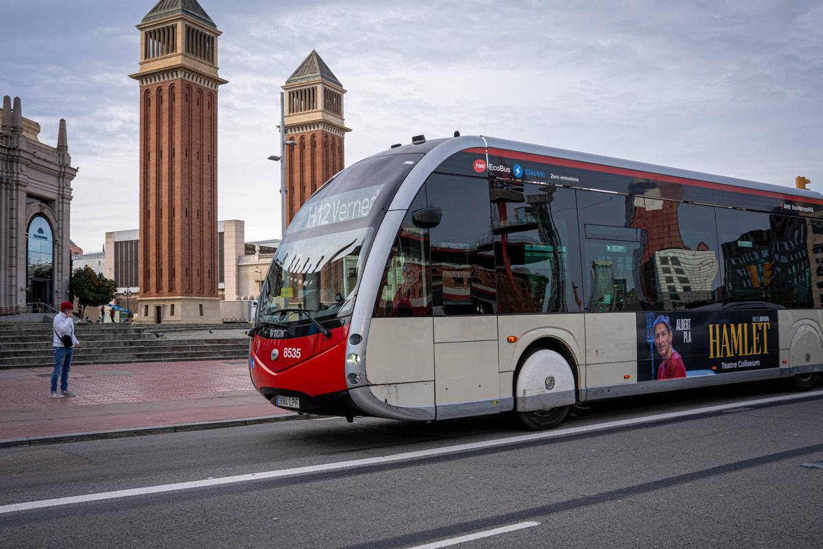 Una unidad del H12, a su paso por la plaza de Espanya.