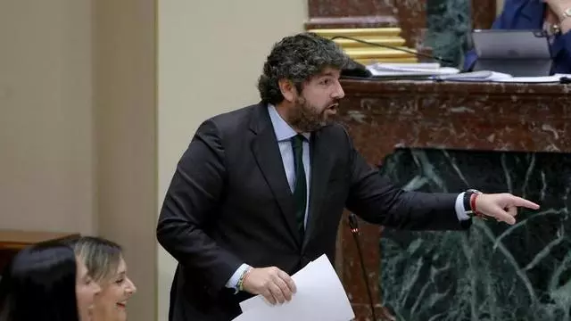 Así responde López Miras tras ser atacado en sesión de control por su gusto por los festivales