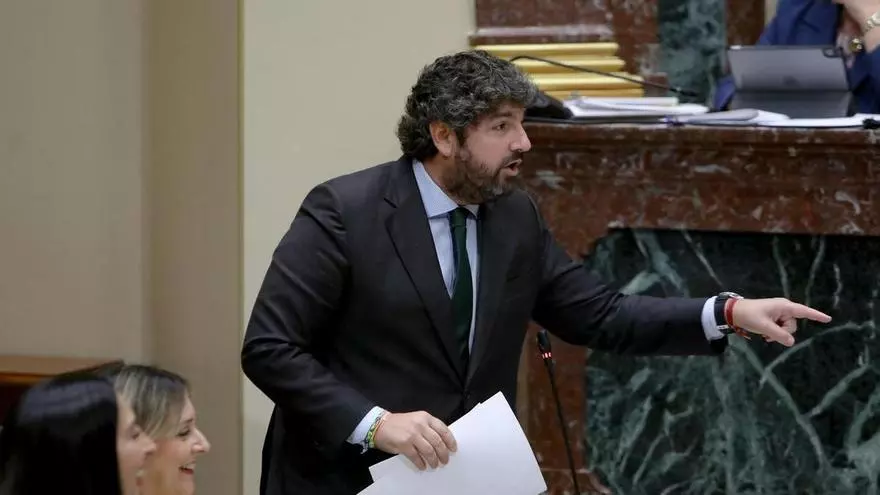 Así responde López Miras tras ser atacado en sesión de control por su gusto por los festivales