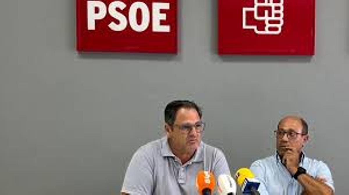 Joaquín Hernández, secretario comarcal del PSOE, y José Sampere, portavoz del PSOE de San Fulgencio, en una rueda de prensa