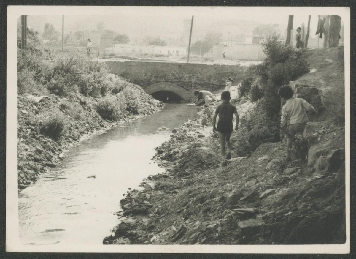 Dos niños, en el puente de la Vaca de Vallbona, en 1960.