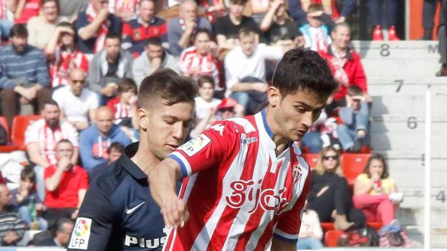 Nacho Cases conduce el balón presionado por Vietto.