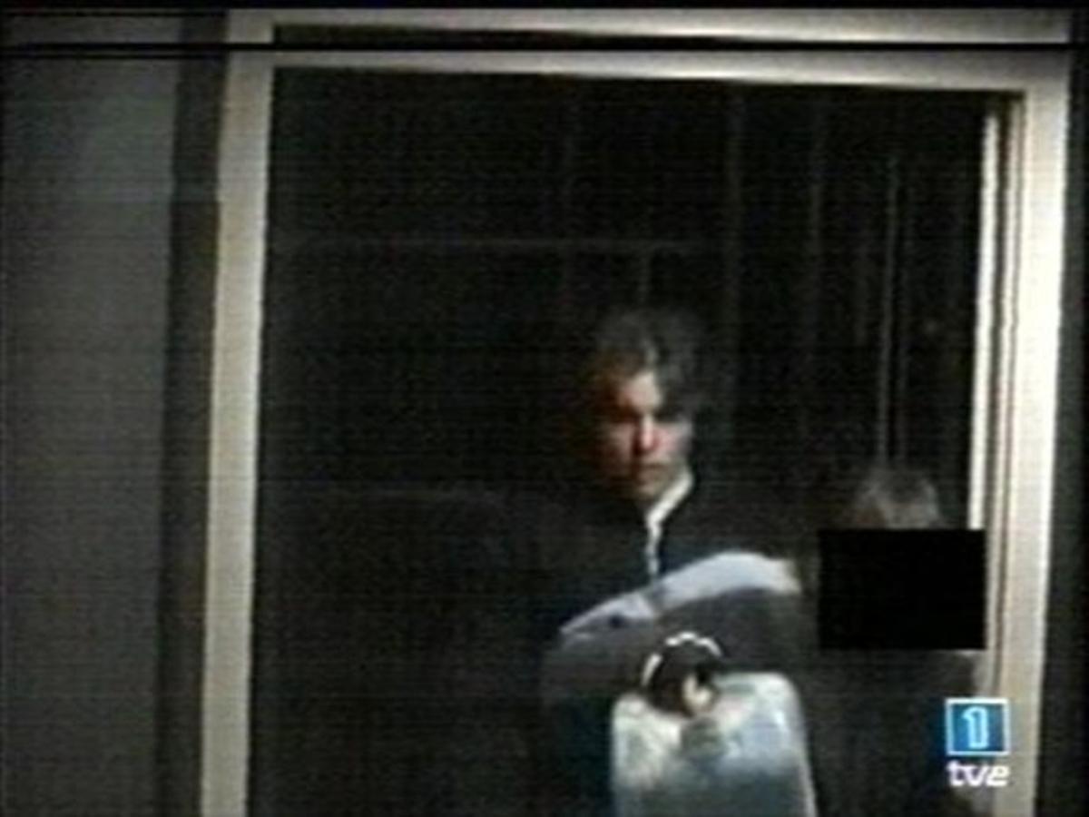 imágenes escalofriantes.  La cámara del cajero automático de La Caixa registró a uno de los acusados con el bidón de disolvente (derecha) con el que quemarían a Rosario Endrinal (izquierda).