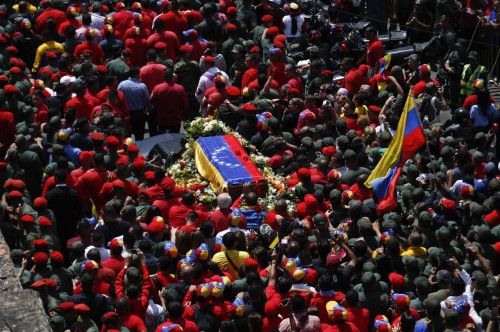 TRASLADO DEL FÉRETRO DE CHÁVEZ A LA ACADEMIA MILITAR EN CARACAS