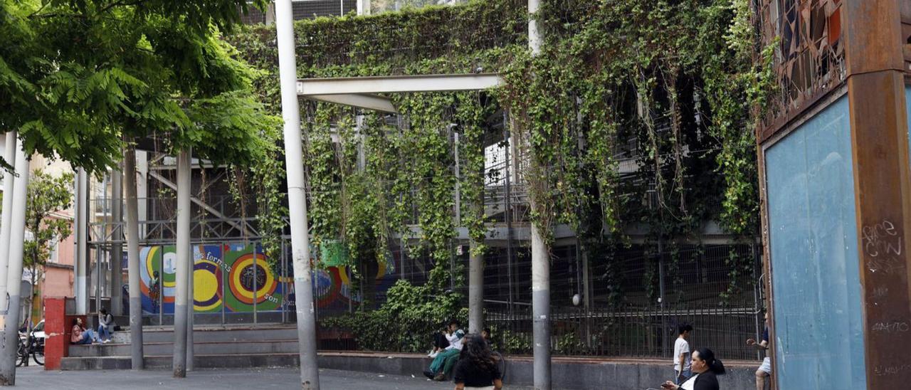 El Jardín Vertical, en la calle Delicias de Zaragoza, esta semana.  | MIGUEL ÁNGEL GRACIA