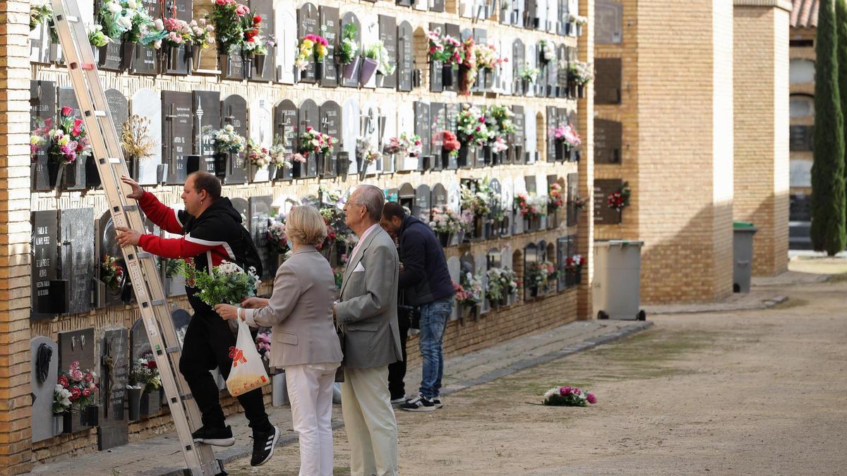 Los visitantes adornaban hoy las lápidas en el cementerio en los días previos a Todos los Santos