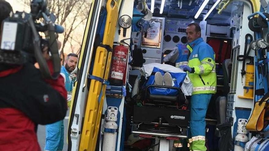 Un equipo de sanitarios atiende a uno de los heridos en una ambulancia.
