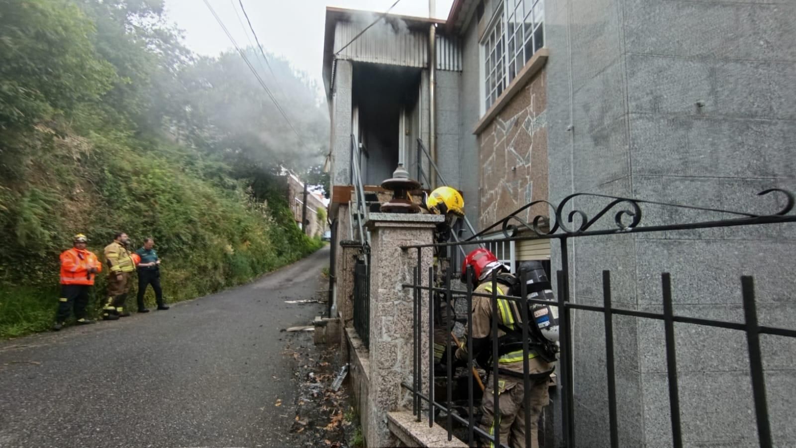 Arde la planta alta de una vivienda en Areamilla en Cangas