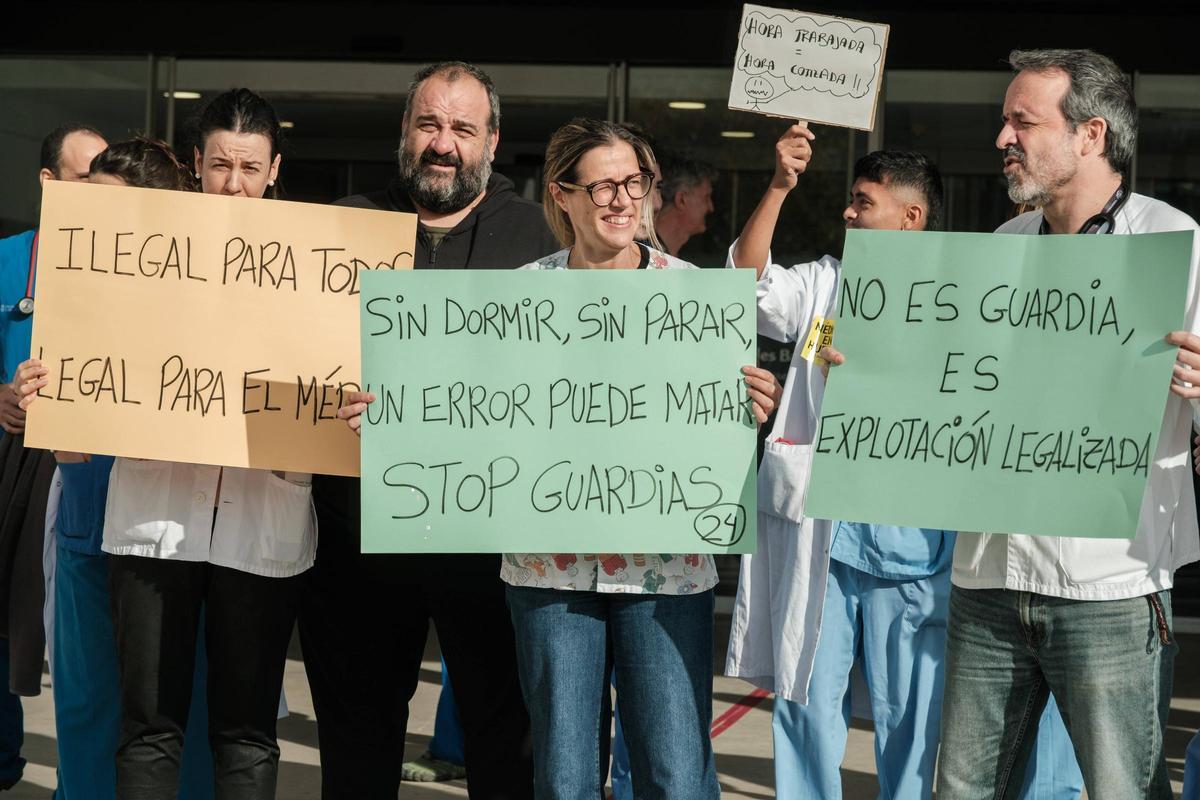 Todas las fotos de la concentración de médicos en el Hospital de Ibiza