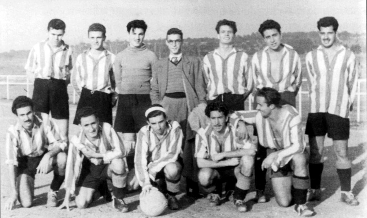 No equipo daa Facultad de Filosofía e Letras de Madrid, en 1949 (el segundo pola esquerda agachado) No equipo daa Facultad de Filosofía e Letras de Madrid, en 1949 (el segundo pola esquerda agachado)