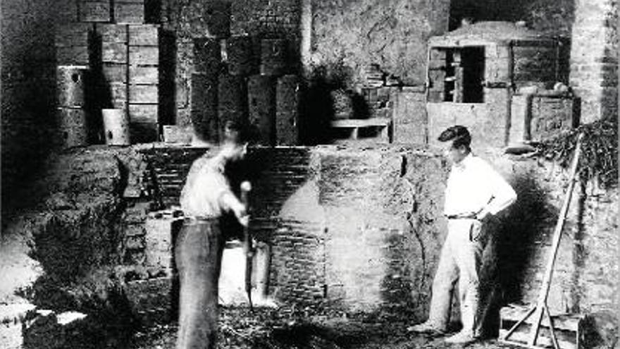 Joan Baptista Coromina controlant un forn, en una foto d&#039;època.