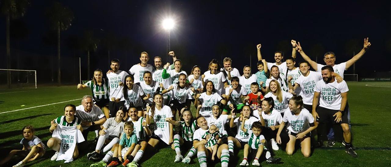 Celebración de la última victoria del Córdoba CF Femenino.