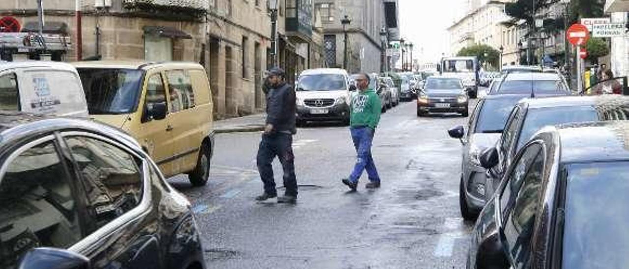 Peatones cruzando ayer en Ronda don Bosco. // Alba Villar