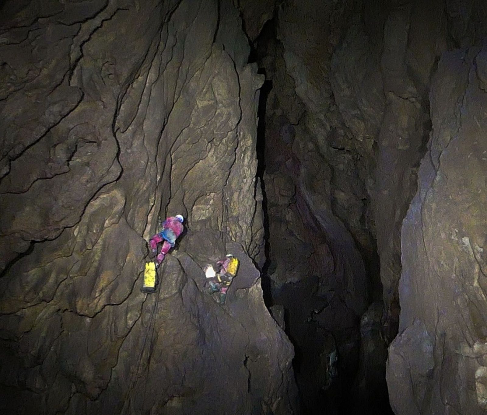 Cañón de entrada de la cueva del Trumbio. Pozo del charcón. | G. E. Gema