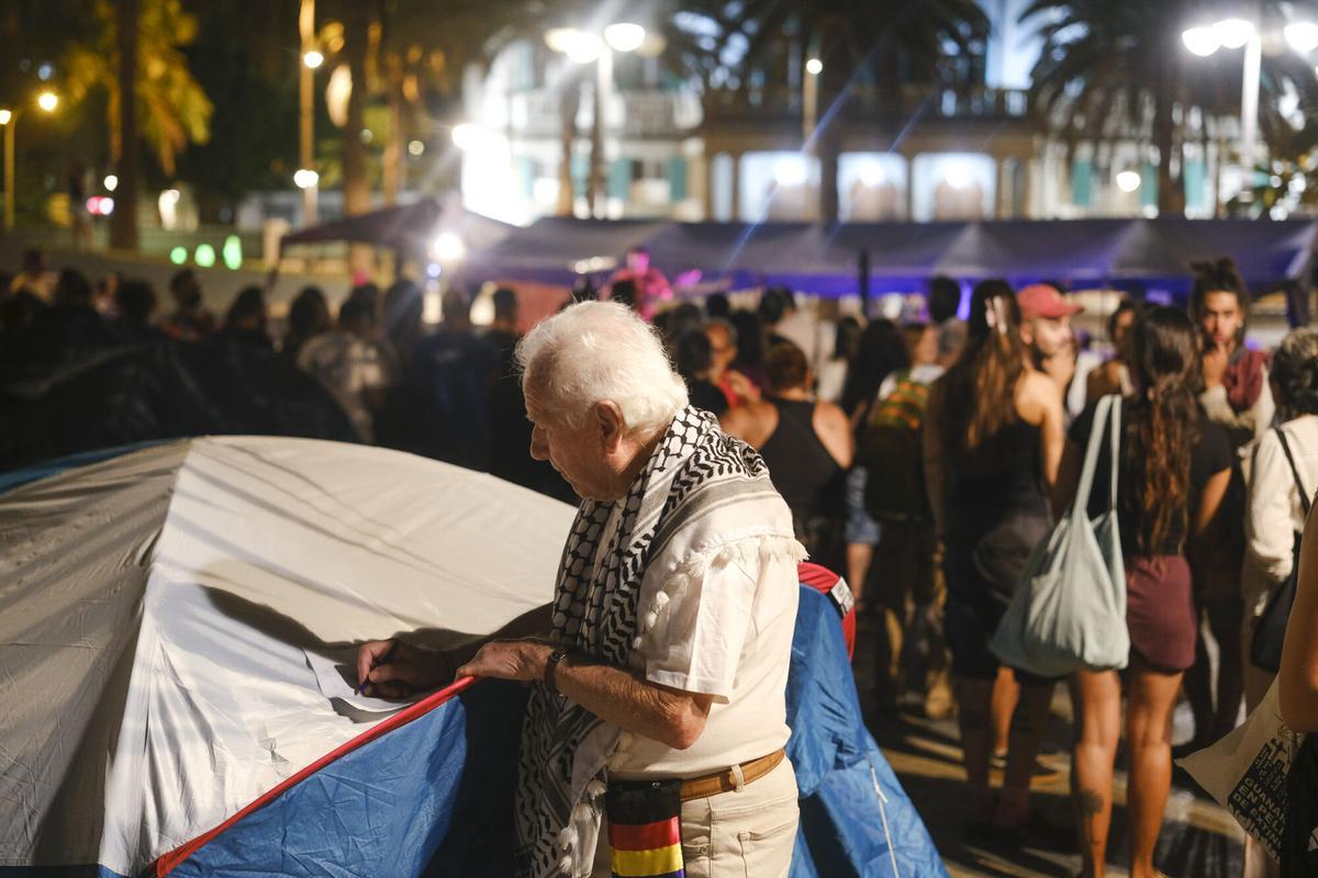Conciertos en el segundo día de la acampada por la vivienda en la Plaza de La Feria, en Las Palmas de Gran Canaria