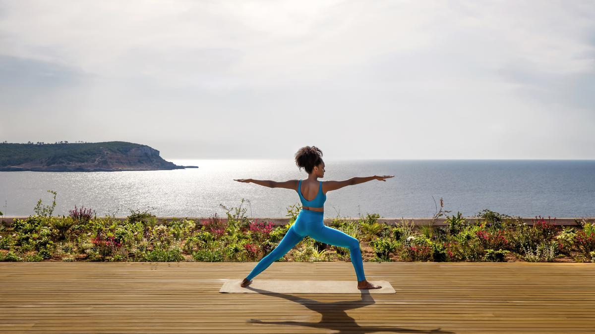 En la imagen, el Yoga Deck con vistas al mar.