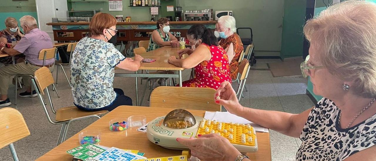 Los mayores de El Prado se lo pasaron en grande con el regreso de la actividad y la celebración de un bingo.