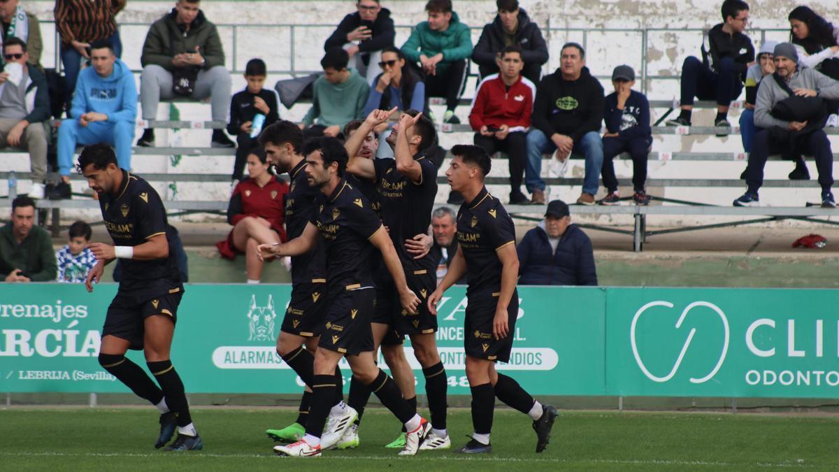 De Miguel celebra el primer gol del partido.