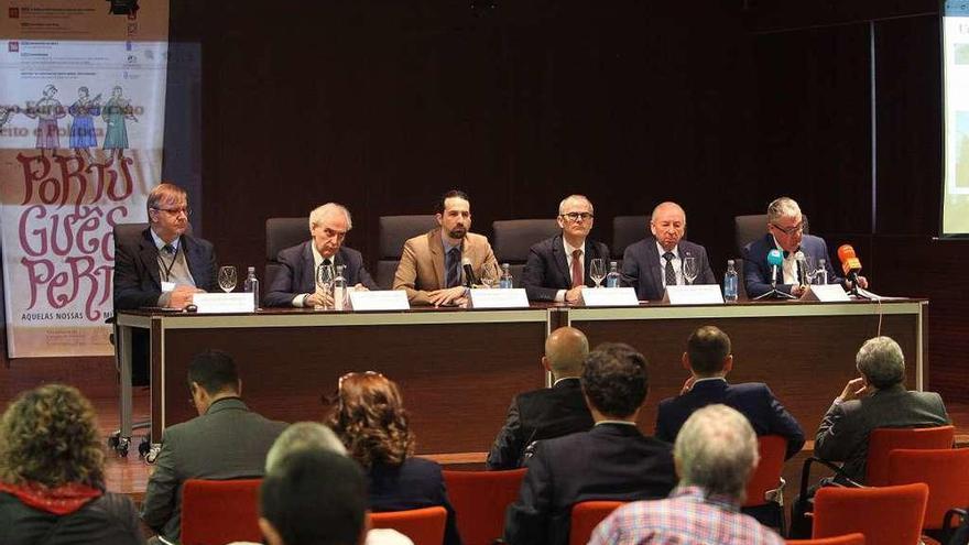 Autoridades políticas y académicas, en la mesa inaugural del congreso, en el edificio de Ferro. // Iñaki Osorio