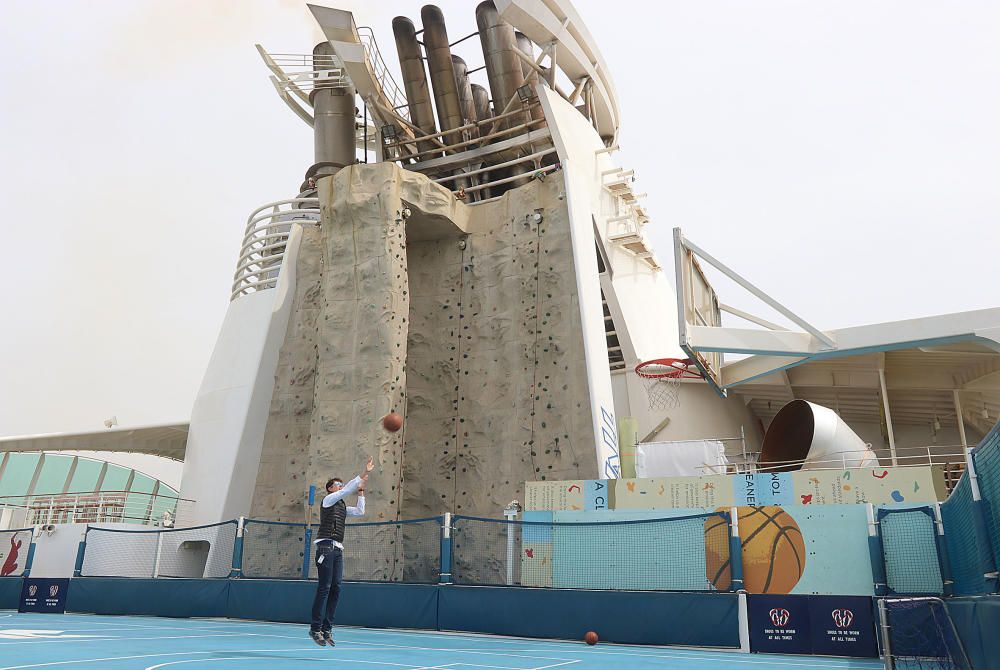 El lujoso interior del buque, de la compañía Royal Caribbean, que ha hecho escala en el puerto de Málaga