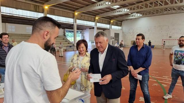 Telmo Martín votó en un colegio electoral de Sanxenxo.  | // FDV