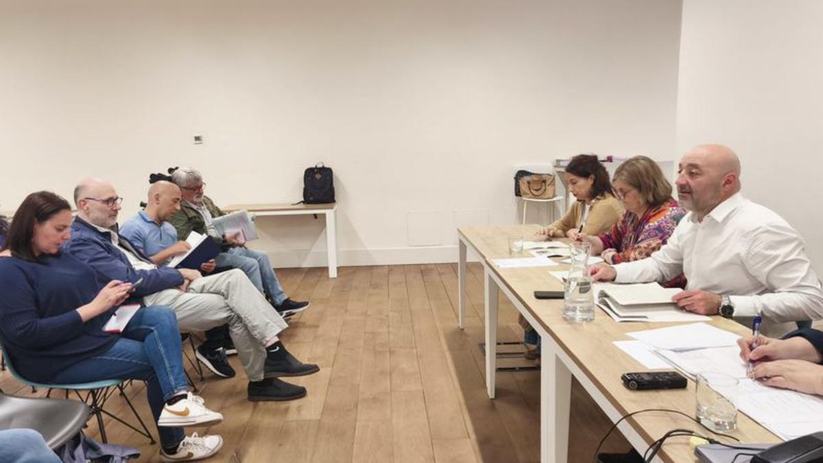 Guzmán Pendás, a la derecha, durante un consejo sectorial de discapacidad. |