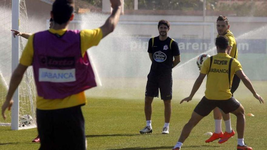 Víctor Sánchez del Amo observa a sus jugadores durante el entrenamiento de ayer en San Pedro del Pinatar.