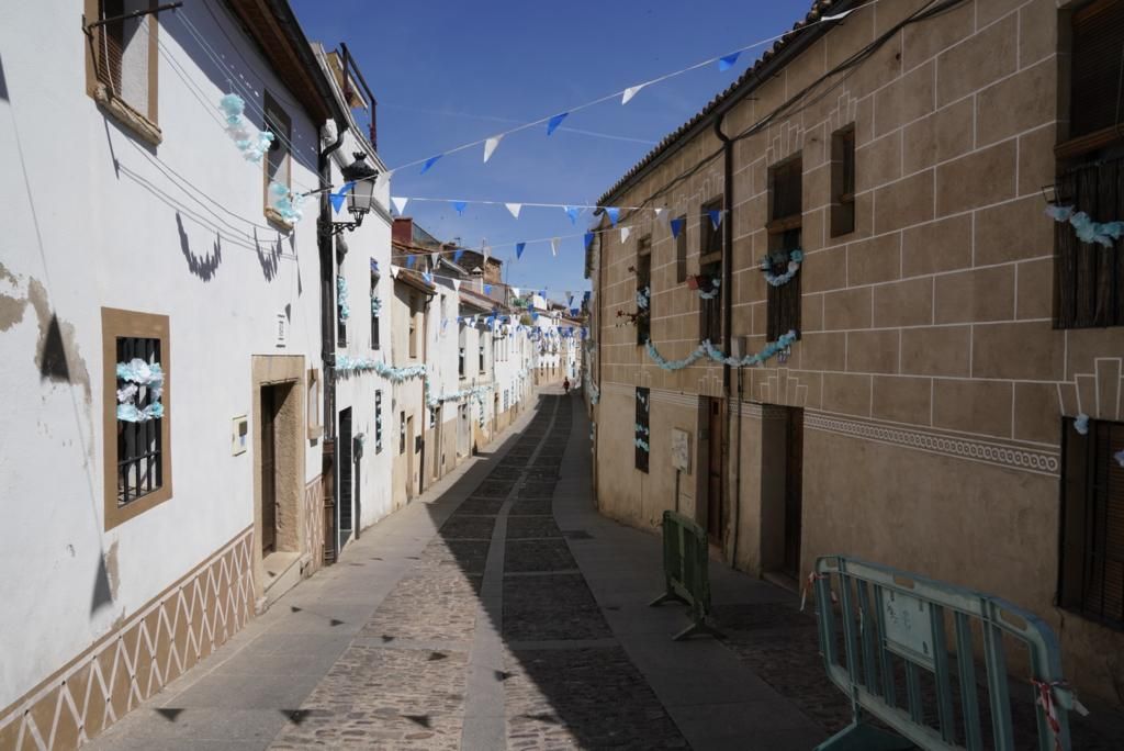 5.000 flores esperan a la patrona de Cáceres en la calle Caleros