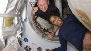 In this photo provided by NASA, Boeing Crew Flight Test astronauts Butch Wilmore, left, and Suni Williams pose for a portrait inside the vestibule between the forward port on the International Space Stations Harmony module and Boeings Starliner spacecraft on June 13, 2024. (NASA via AP) / EDITORIAL USE ONLY/ONLY ITALY AND SPAIN
