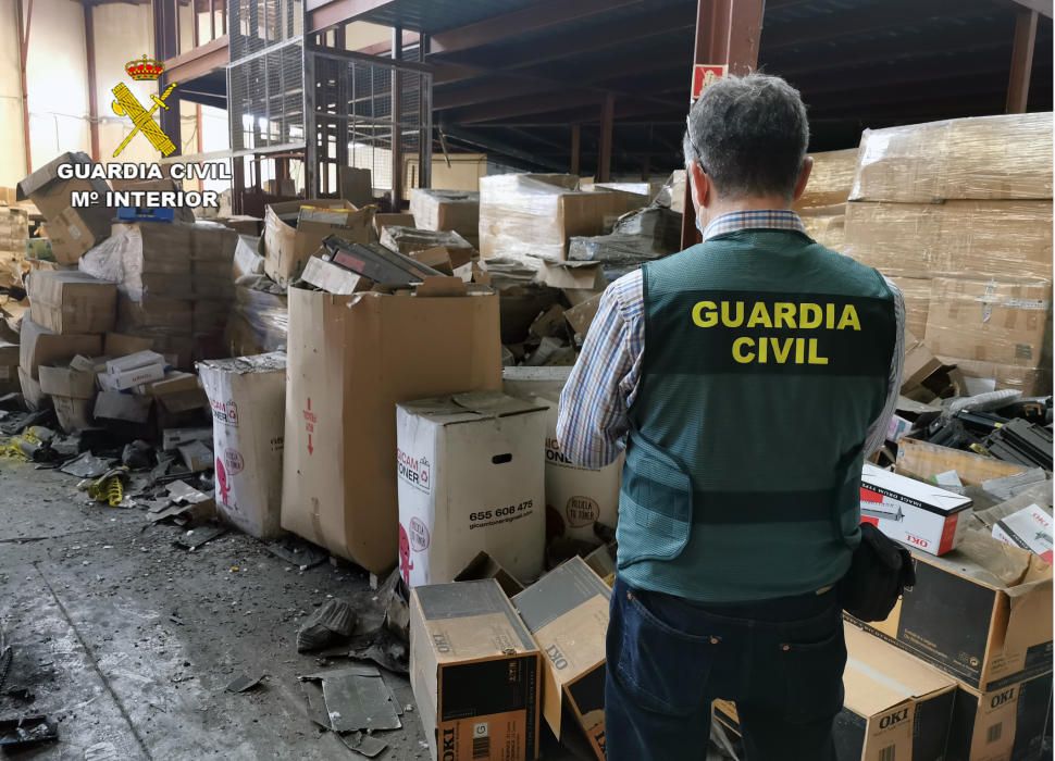 Encuentran 5.000 toneladas de tóneres de impresión usados en un almacén clandestino de Murcia