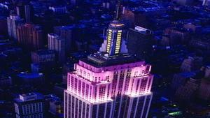 El edificio Empire State iluminado de rosa contra el cáncer de mama.