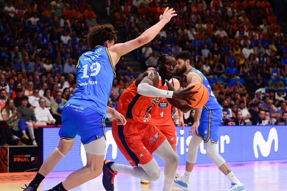 El Leyma Coruña vivió una auténtica fiesta en una remontada épica que le devuelve a ACB