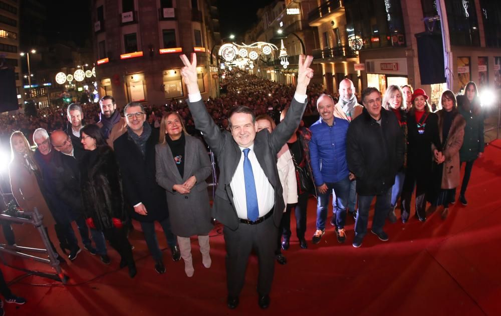 Más de 25.000 personas asistieron en la Porta do Sol al apagado oficial del alumbrado de la ciudad tras 50 días de fiestas.