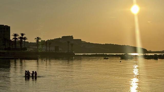 Bailes a remojo al amanecer en Ibiza | M.T.M.