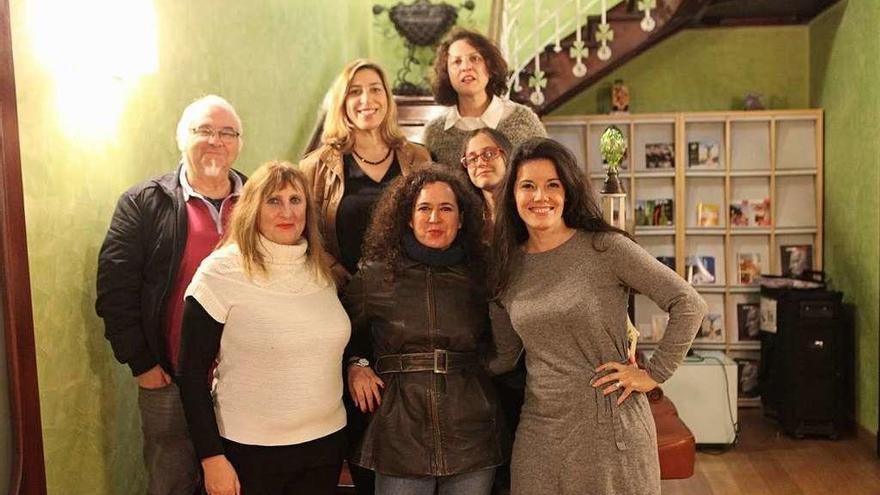 Dolfo Camilo Díaz, ayer, junto a parte del cuadro de actrices de &quot;Ververemos&quot; y Teresa Sánchez, detrás en el centro.