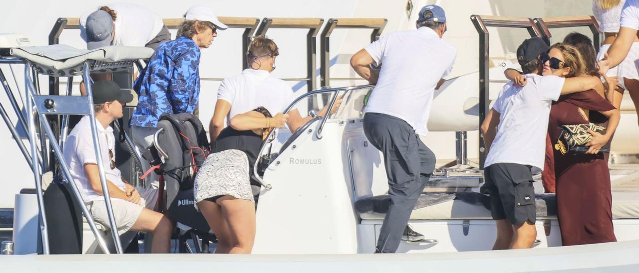 DiCaprio y Mick Jagger en la embarcación semirrígida que les llevó del yate al chiringuito de Casa Jondal.