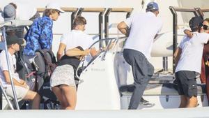 DiCaprio y Mick Jagger en la embarcación semirrígida que les llevó del yate al chiringuito de Casa Jondal.