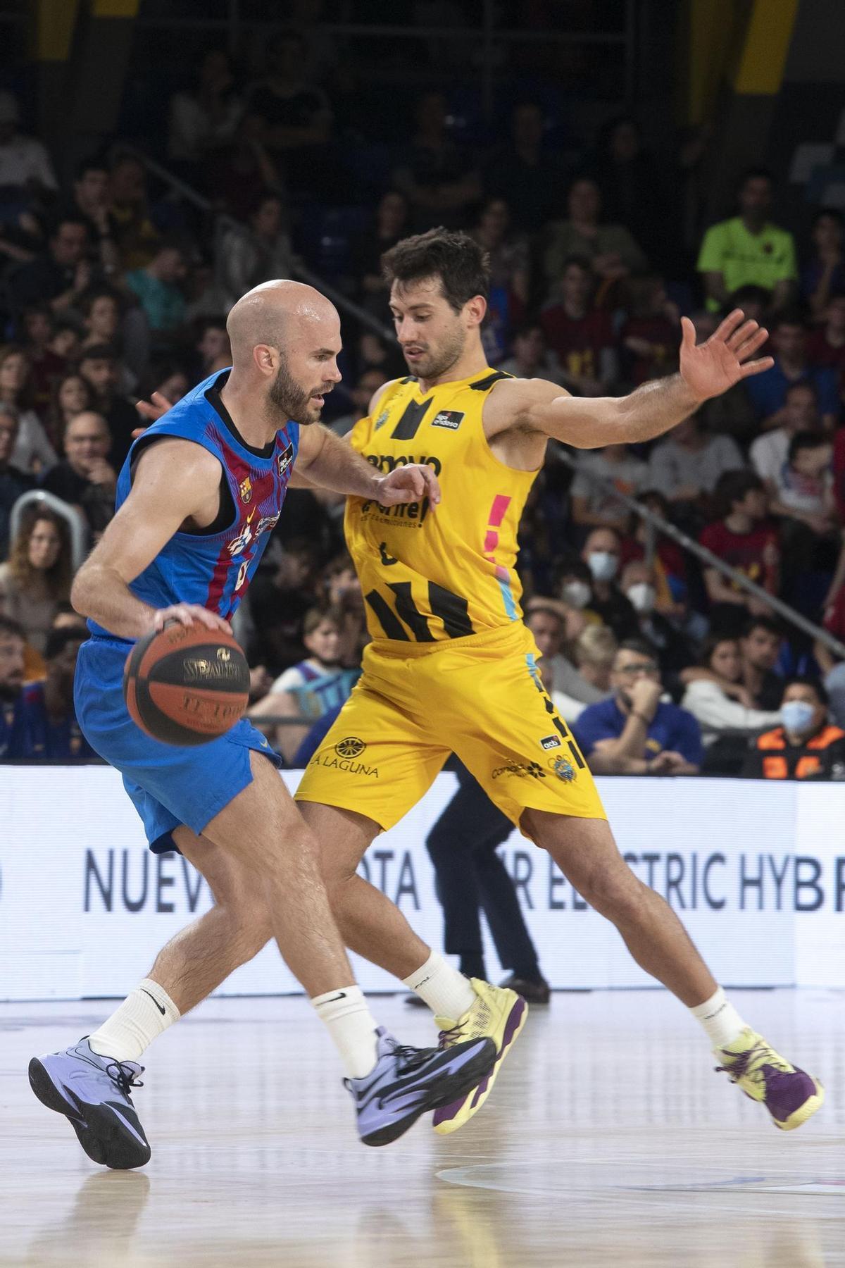 BARCELONA, 24/04/2022.- El base griego del Barça, Nick Calathes (i), con el balón ante el jugador uruguayo del Lenovo Tenerife, Bruno Fitipaldo, durante el encuentro de la fase regular de la ACB disputado hoy Domingo en el Palau Blaugrana. EFE/Marta Pérez.