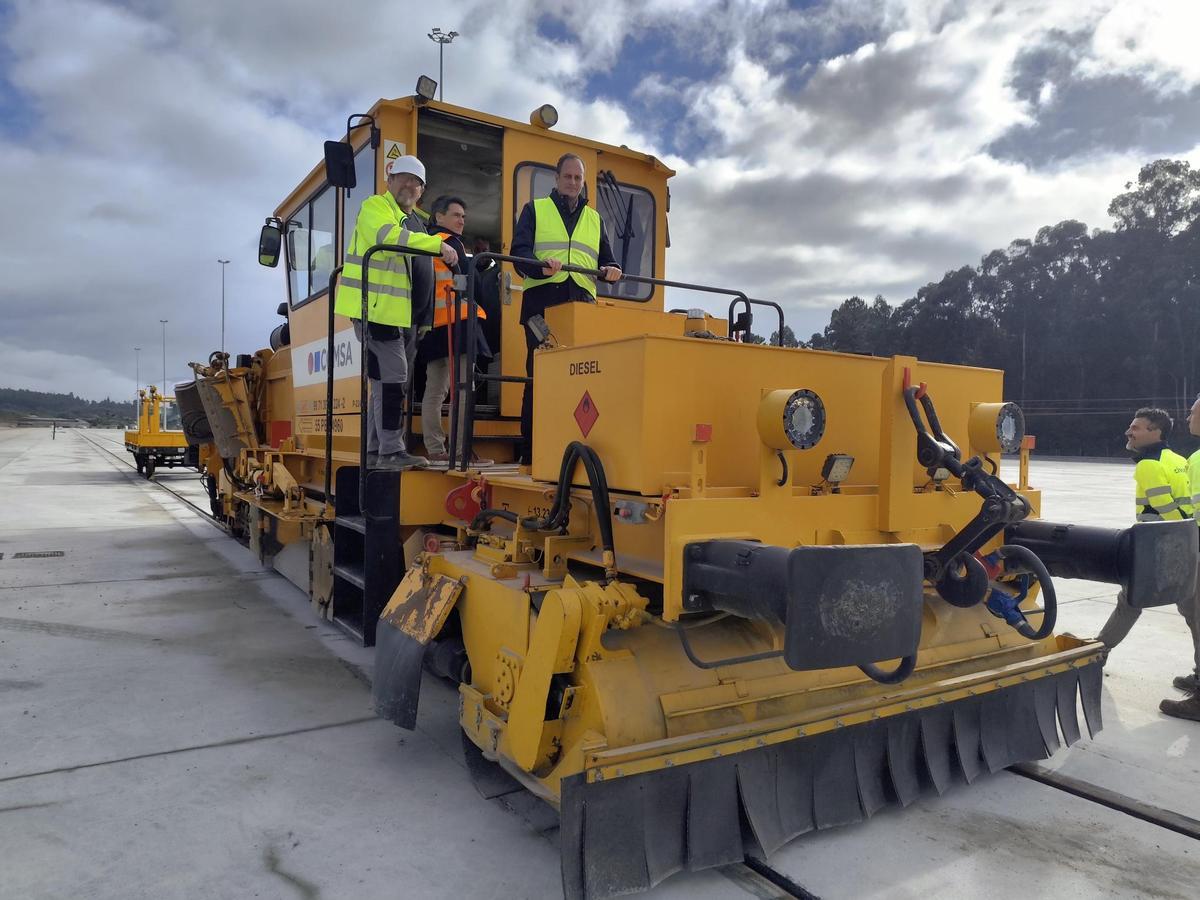 Visita de Botana a las obras del apartadero ferroviario de la Plisan.