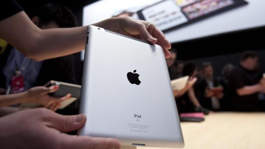 Una persona muestra un iPad en el centro Yerba Buena en San Francisco.