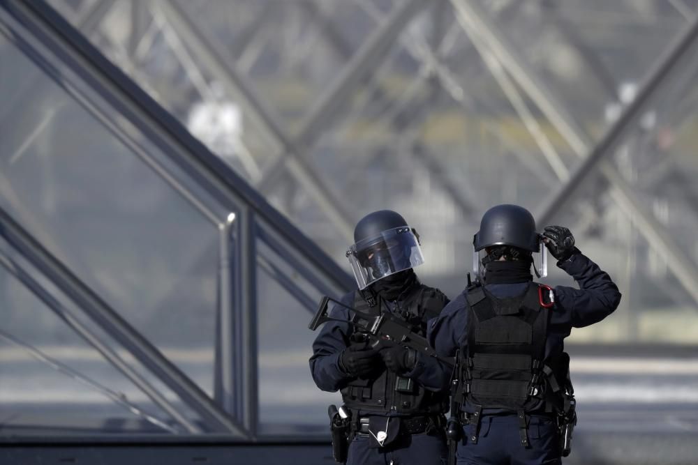 El Louvre, sitiado tras un intento de ataque terrorista