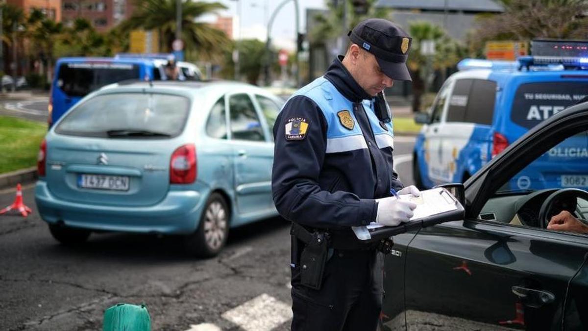Controles de tráfico por parte de la Policía Local de Santa Cruz de Tenerife.