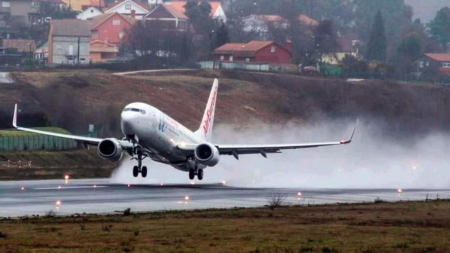 Avión de Air Europa aterrizando en Vigo // FARO