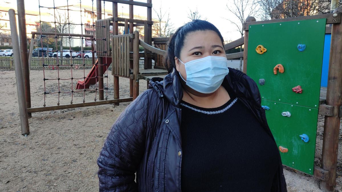 La refugiada hondurenya Lourdes Molina en un parc infantil del barri de Santa Eugènia de Girona