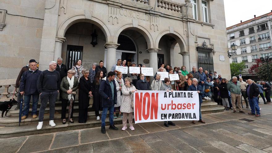 Concentración vecinal contra el proyecto ante el Concello