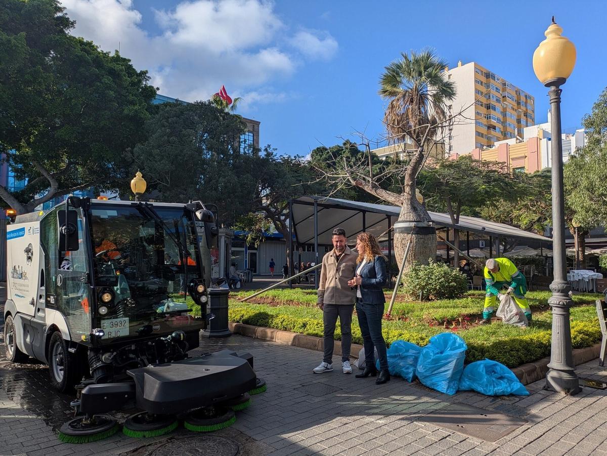 Los concejales Héctor Alemán y Gemma Martínez supervisan los trabajos de mantenimiento conjuntos del área de Limpieza y Parques y Jardines en Santa Catalina.