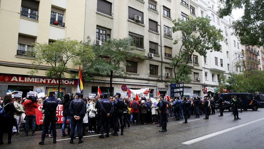 La Policía Nacional custodia la sede del PSOE en Madrid